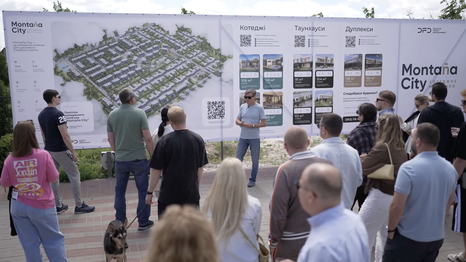 Засновник презентує гостям генплан Montana City біля стенда